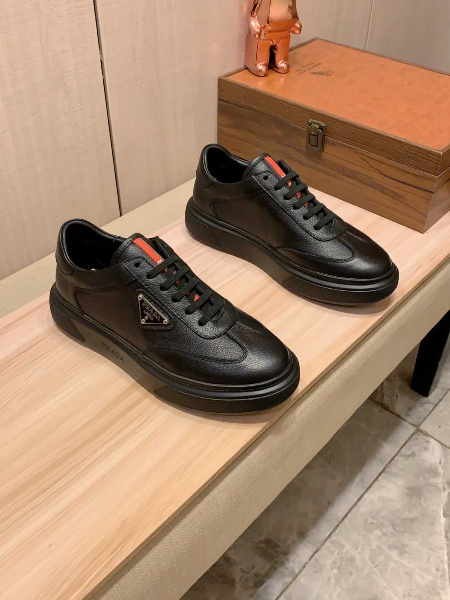 New model: Factory price: 460💰💰🎩🎩[Lightning][Lightning] "Prada Men's Shoes 💰pRADA*" The latest and most popular casual shoes, top brands [seduce] luxury~purchase, top~quality. [Strong] The upper is made of imported breathable and polished cowhide material ➕ Breathable sheepskin feet (•) with fine workmanship. The original stylish and stylish soft rubber wear-resistant and non-slip outsole is light and comfortable on the feet. The real thing looks better when photographed in person. 0186: code: 38-44, 4️⃣ colors selected